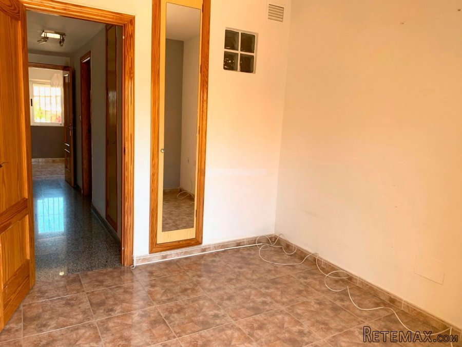 Casa adosada, se distribuye en tres plantas, con un patio.. - 3