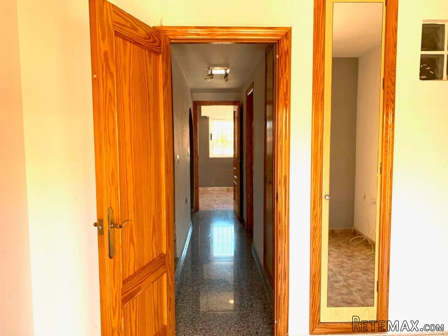 Casa adosada, se distribuye en tres plantas, con un patio.. - 4