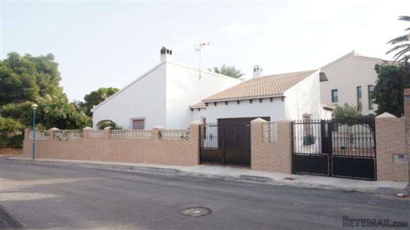 4 Bedrooms - Villa - Alicante - For Sale