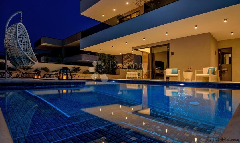 MARINA KOD TROGIRA – LUXUZNE VILLE LUCY ***** VILLA LEMON