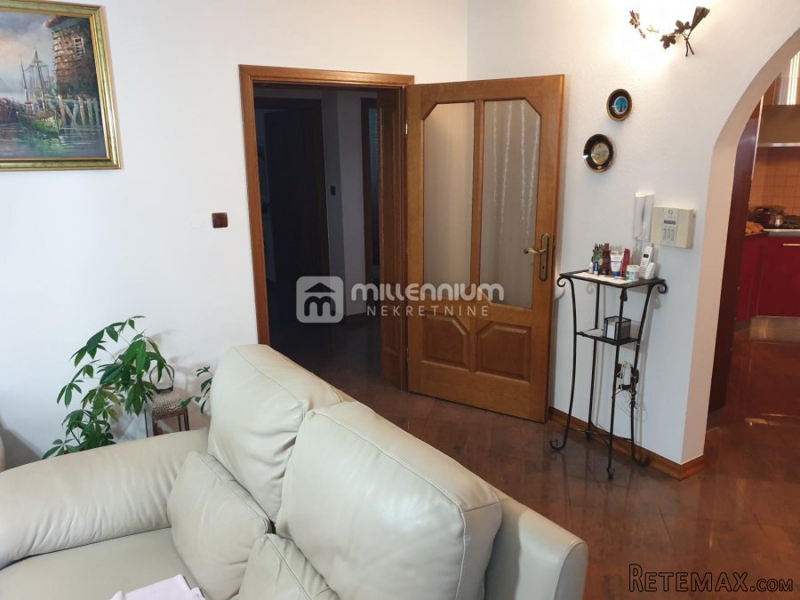 Selce, 344m2, samostojeća kuća s tri stana i bazenom - 9