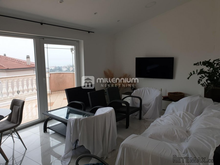 Selce, 344m2, samostojeća kuća s tri stana i bazenom - 10