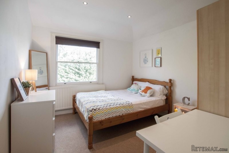 Single with double bed near Kilburn..