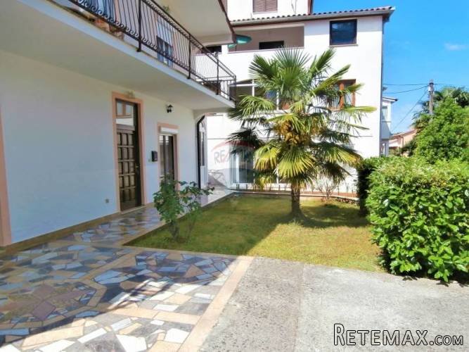 POREČ- kuća s dva stana 300m od mora - 2