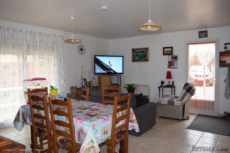 Single Level Property With 2 Bedrooms.. - 2