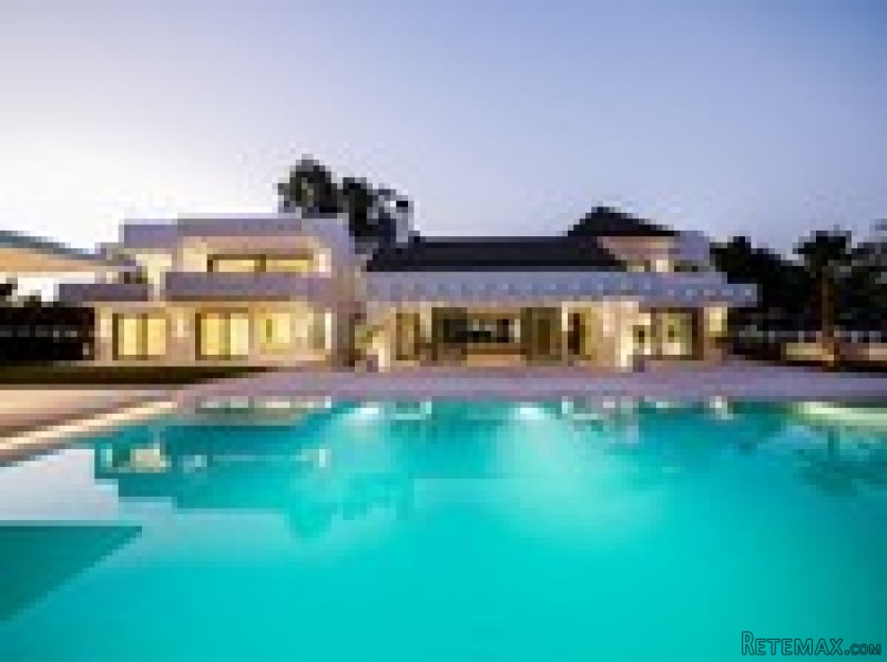 5 Bedrooms - Villa - Malaga - For Sale