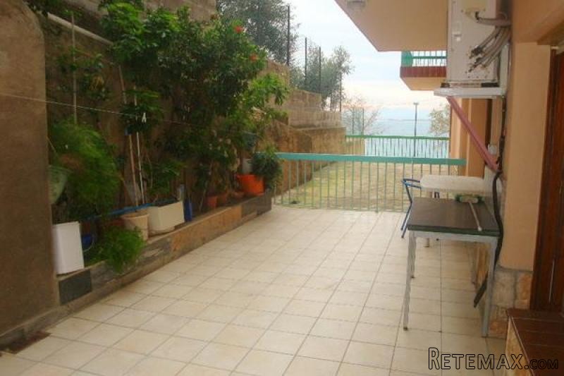 ROSES: Nice apartment with a spacious..