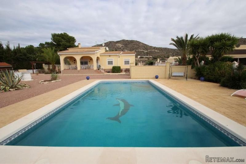 Aspe villa in show house condition..