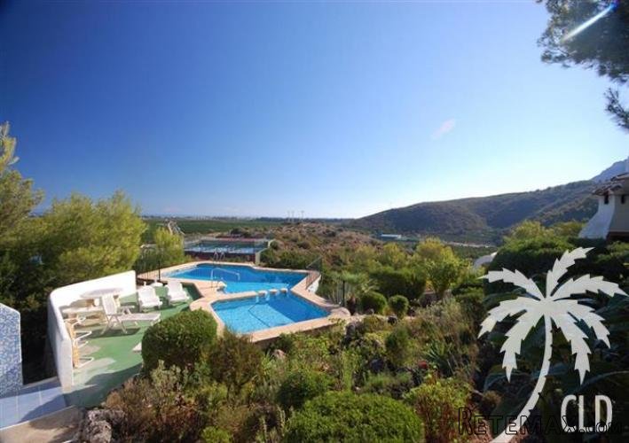 Fantastic views from this pretty semi-detached house on.. - 2
