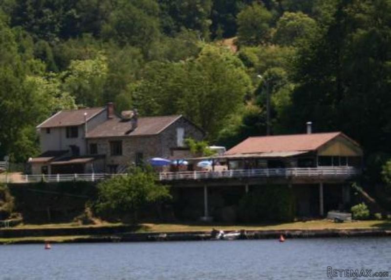 House in Superb Lakeside Location
