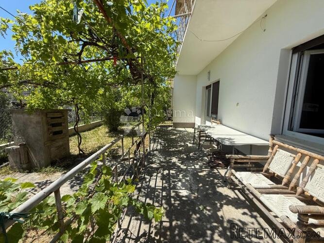 Kaštela - dvosoban stan za adaptaciju s velikim vrtom - 3