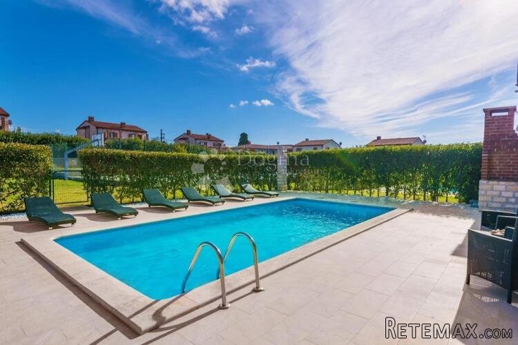 Prekrasna vila s bazenom – Idealna prilika za investiciju! - 3
