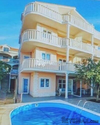 ZATOGLAV - kuća nadomak mora sa 7 apartmana i poslovnim pros