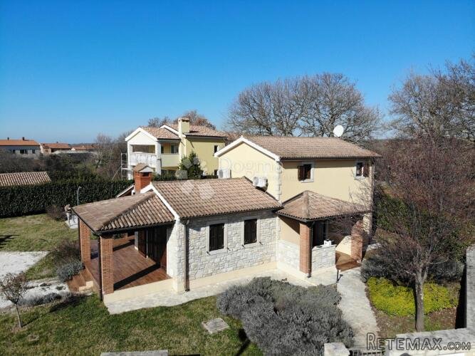 Poreč okolica, šarmantna istarska kamena kuća s bazenom
