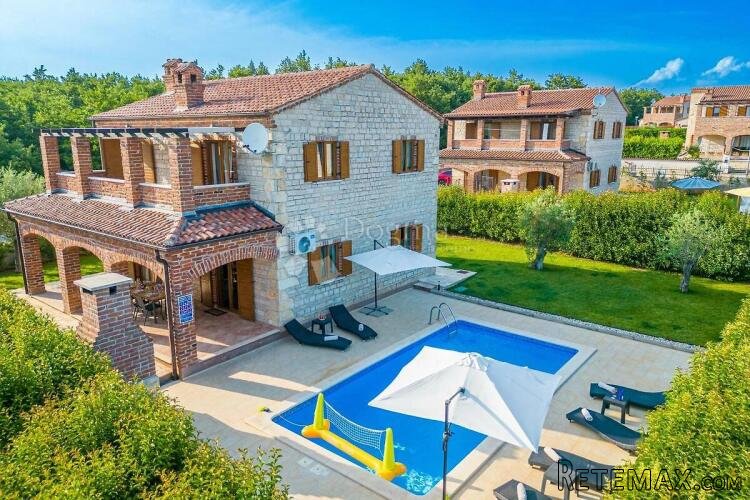 Prekrasna vila s bazenom – Idealna prilika za investiciju!