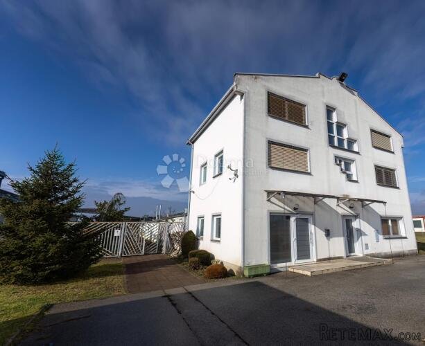 PRODAJE SE POSLOVNA ZGRADA – 1572 m² + DVORIŠTE 1236 m²