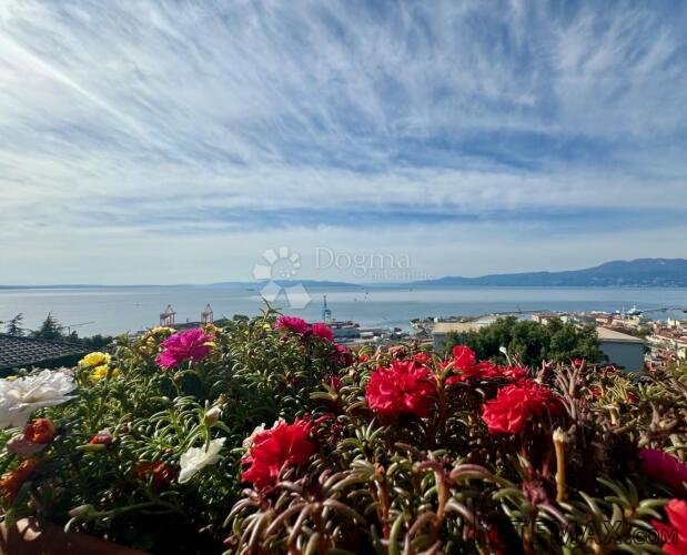 KUĆA I POGLED NA KVARNER SA VRHA TRSATA
