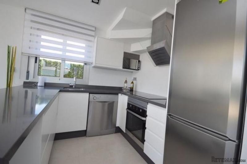 3 bedroom detached house for sale - 2