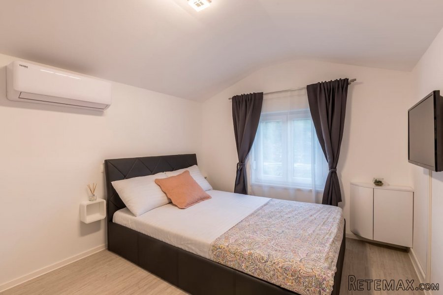 Prodaje se prekrasna kuća u blizini Omiša - 2