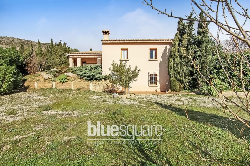 Country style finca with 20000m2 flat.. - 2
