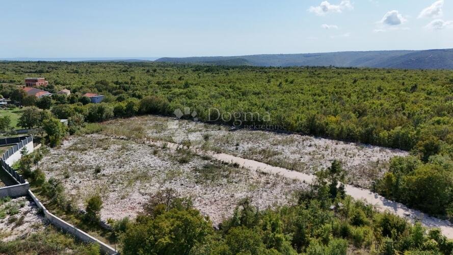 SAMO KOD NAS! GRAĐEVINSKO ZEMLJIŠTE SA DOZVOLOM ZA MONTAŽNU
