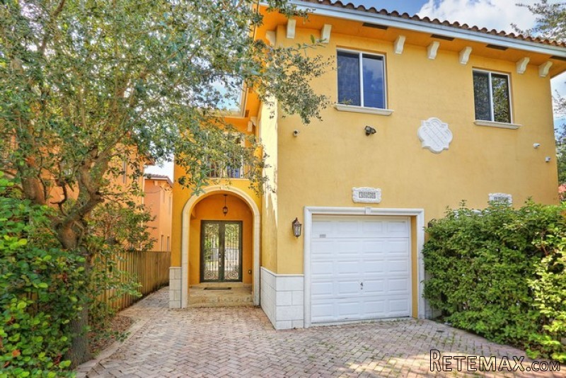 3 bedroom Town House For Sale: 3050..