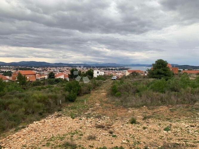 GRAĐEVINSKO ZEMLJIŠTE S POGLEDOM NA MORE, VODICE