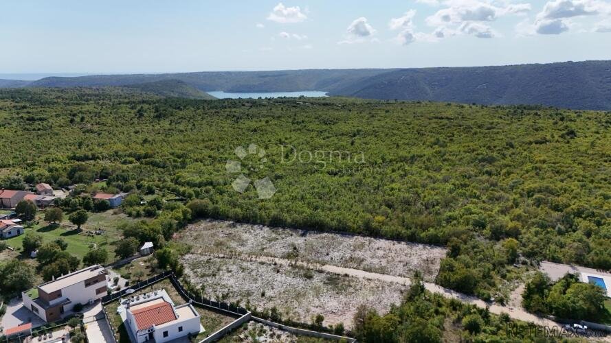 GRAĐEVINSKO ZEMLJIŠTE SA DOZVOLOM ZA MONTAŽNU KUĆU, NADOMAK