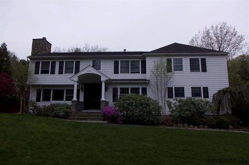 4 bedroom House For Sale: 5 Cindy Lane..