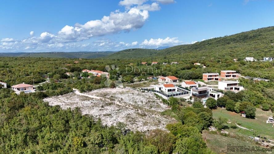 JEDINSTVENO GRAĐEVINSKO ZEMLJIŠTE S DOZVOLOM 3 km OD MORA! L