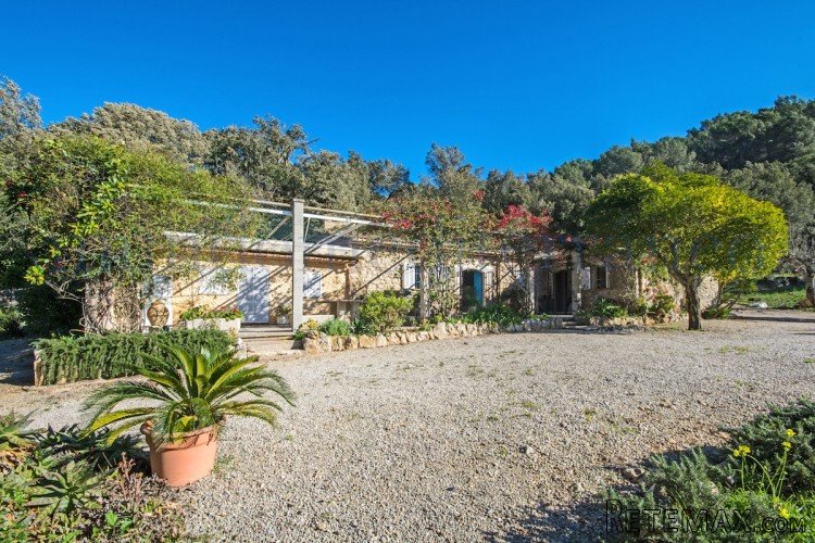 Lovely, small and pretty traditional rustic stone cottage..