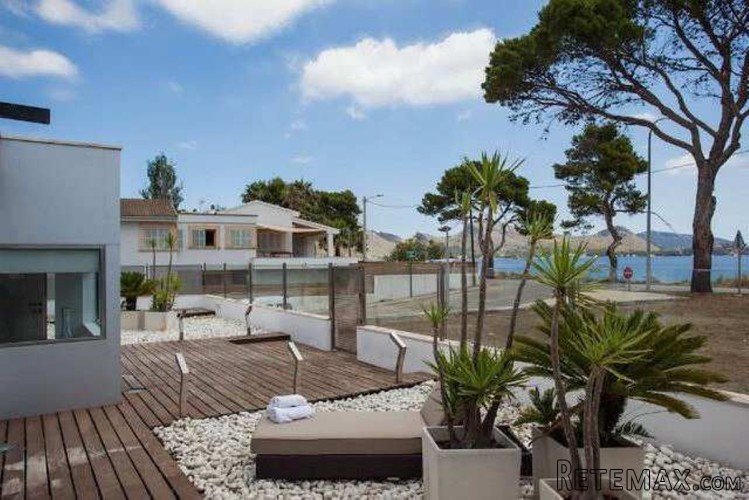 Fantastic beachfront home. Consists of basement and ground..