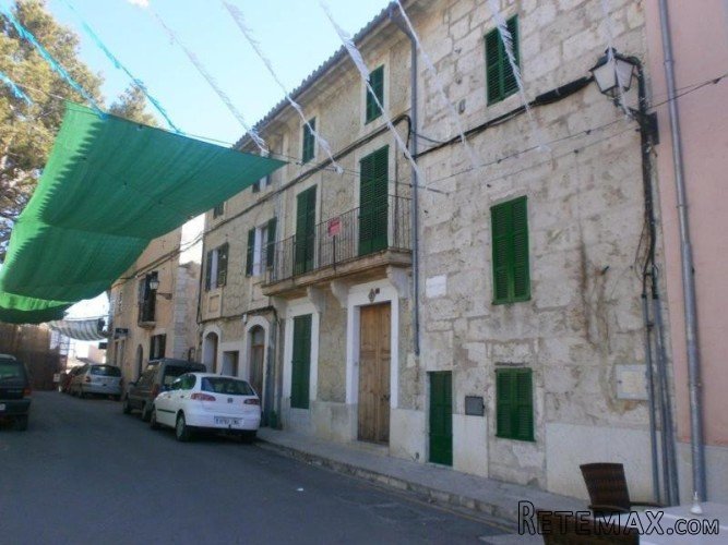 Fabulous large townhouse in the center of Selva, prime..