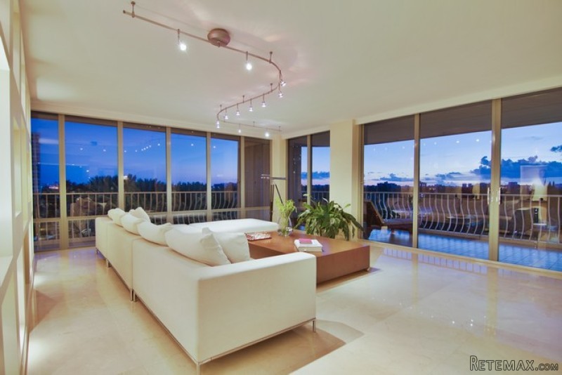 4 bedroom Flat For Sale: 10155 Collins..