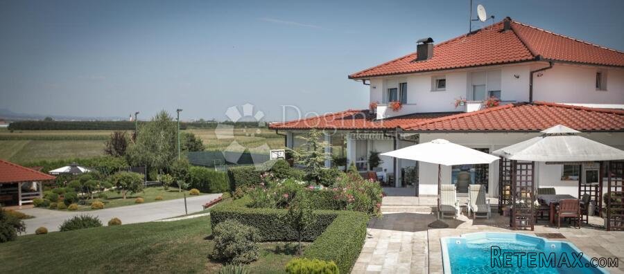 Vila 682 m2, bazen, teniski teren, parcela 5281 m² - 2
