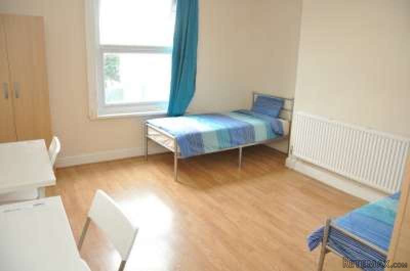 Twin with 2 single bed near Stratford..