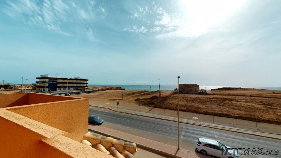 Precioso chalet adosado en primera línea con vistas al mar.. - 4