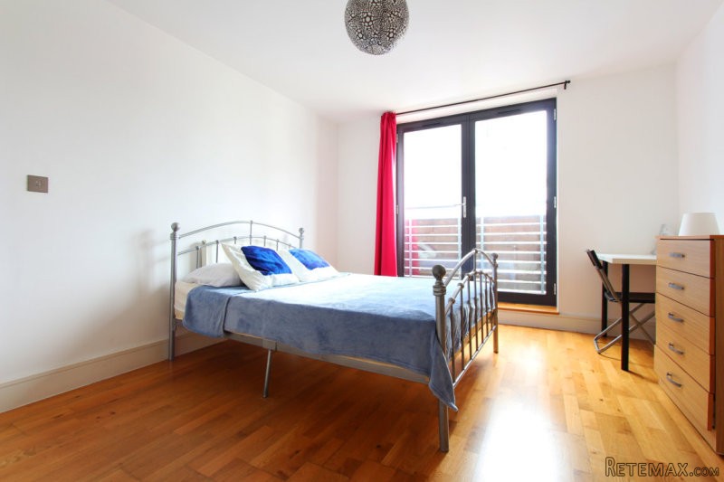 Single with double bed near Canary..