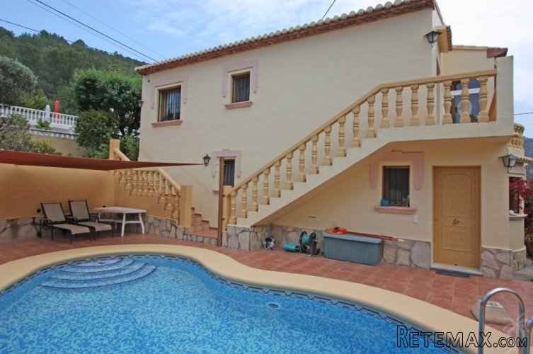 This 3/4 bedroom villa is close to the village of..