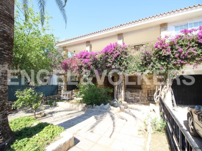 Villa With Large Plot In Benidorm