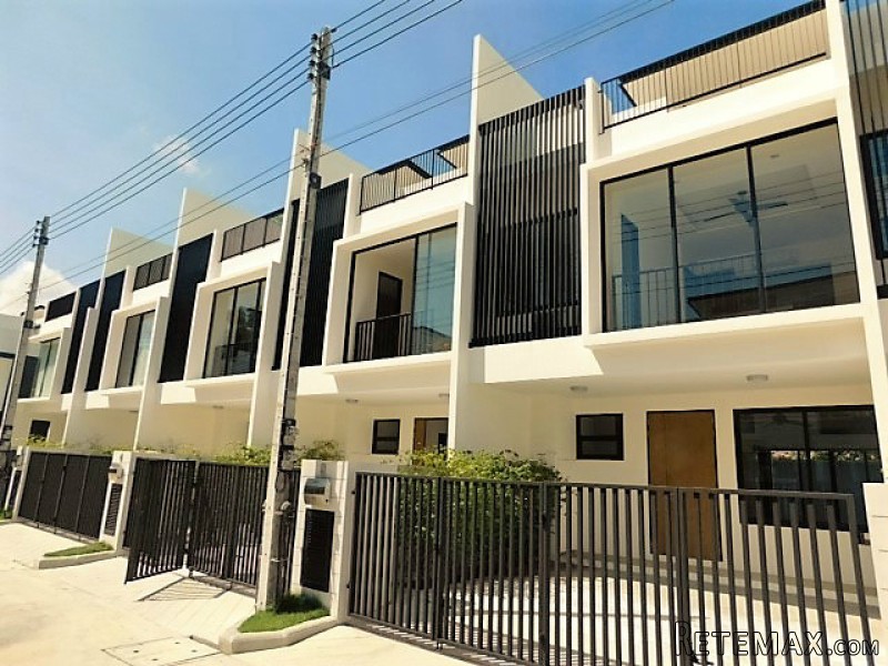 DISCOUNTED! Laguna Park - 3-Storey Town..
