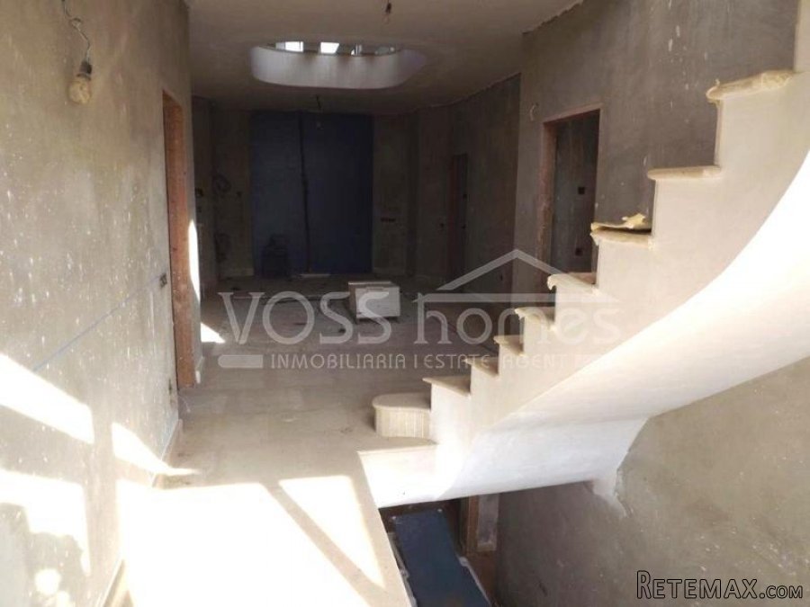 A HUGE 3 storey, 5 bedrooms, 3 bathrooms, with PRIVATE.. - 11