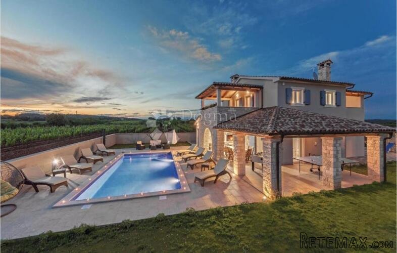 Prekrasna villa sa bazenom na mirnoj lokaciji