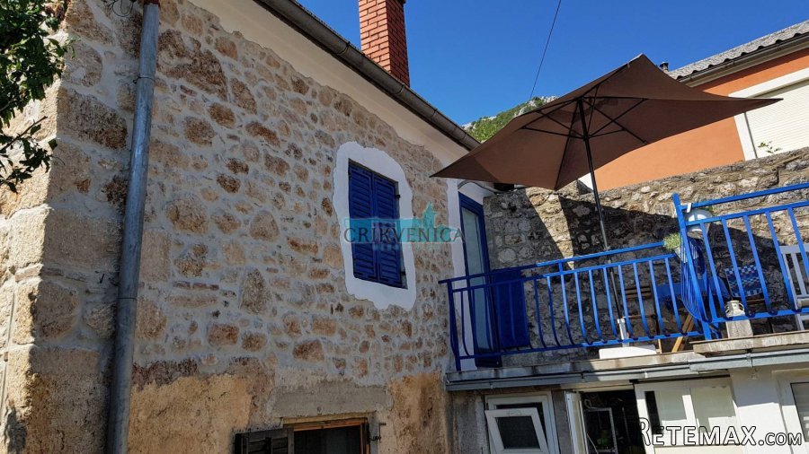 Bribir- etaža kuće sa dijelom dvorišta