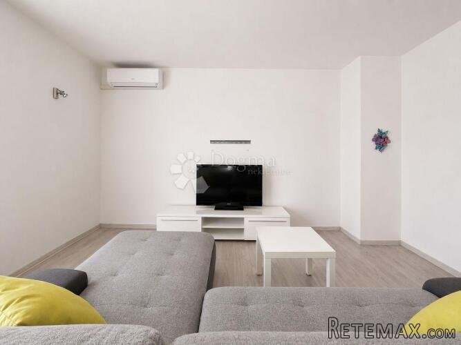 Stan 130m2 - 2 stambene jedinice + terasa + parking - 2