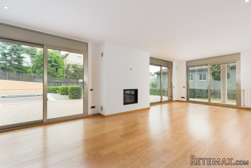 High-grade, newly-built house for sale..