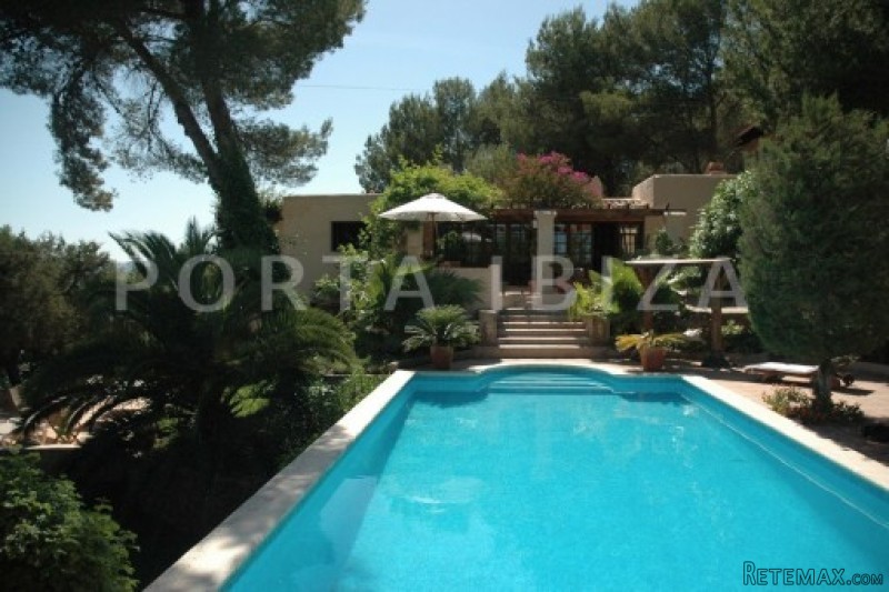 Beautiful, well maintained villa..