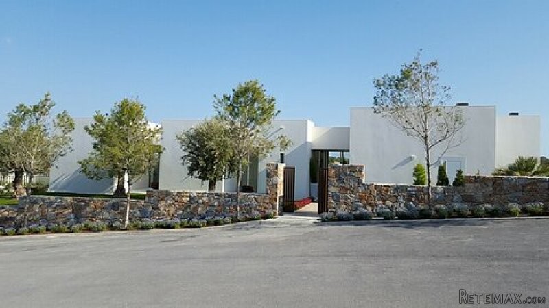 * 3 BED LUXURY VILLA ON LAS COLINAS..
