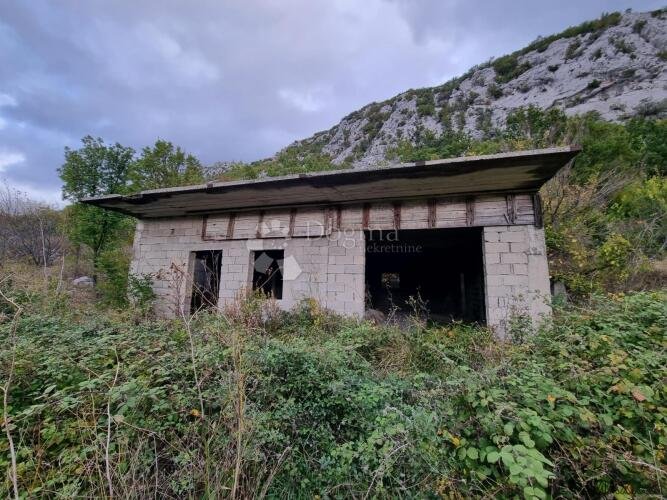 U Omiškom zaleđu Roh-Bau kuća i zemljište