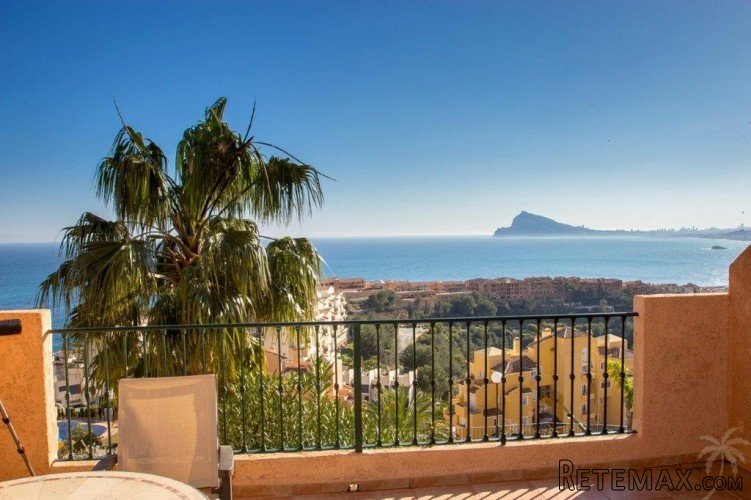 Spacious three bedroom townhouse with panoramic views..